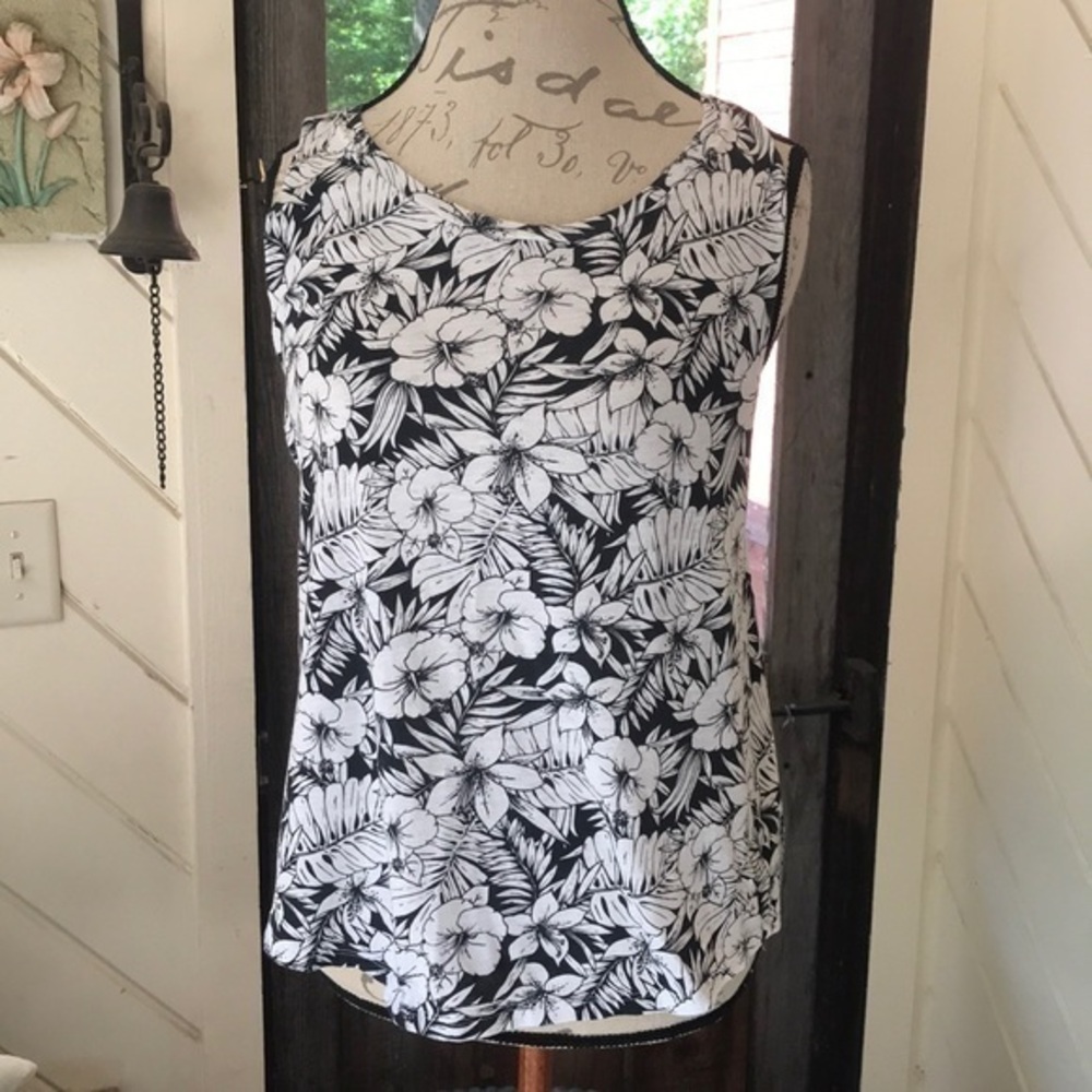 VICTORIA’S SECRET BLACK & WHITE FLORAL TANK TOP M